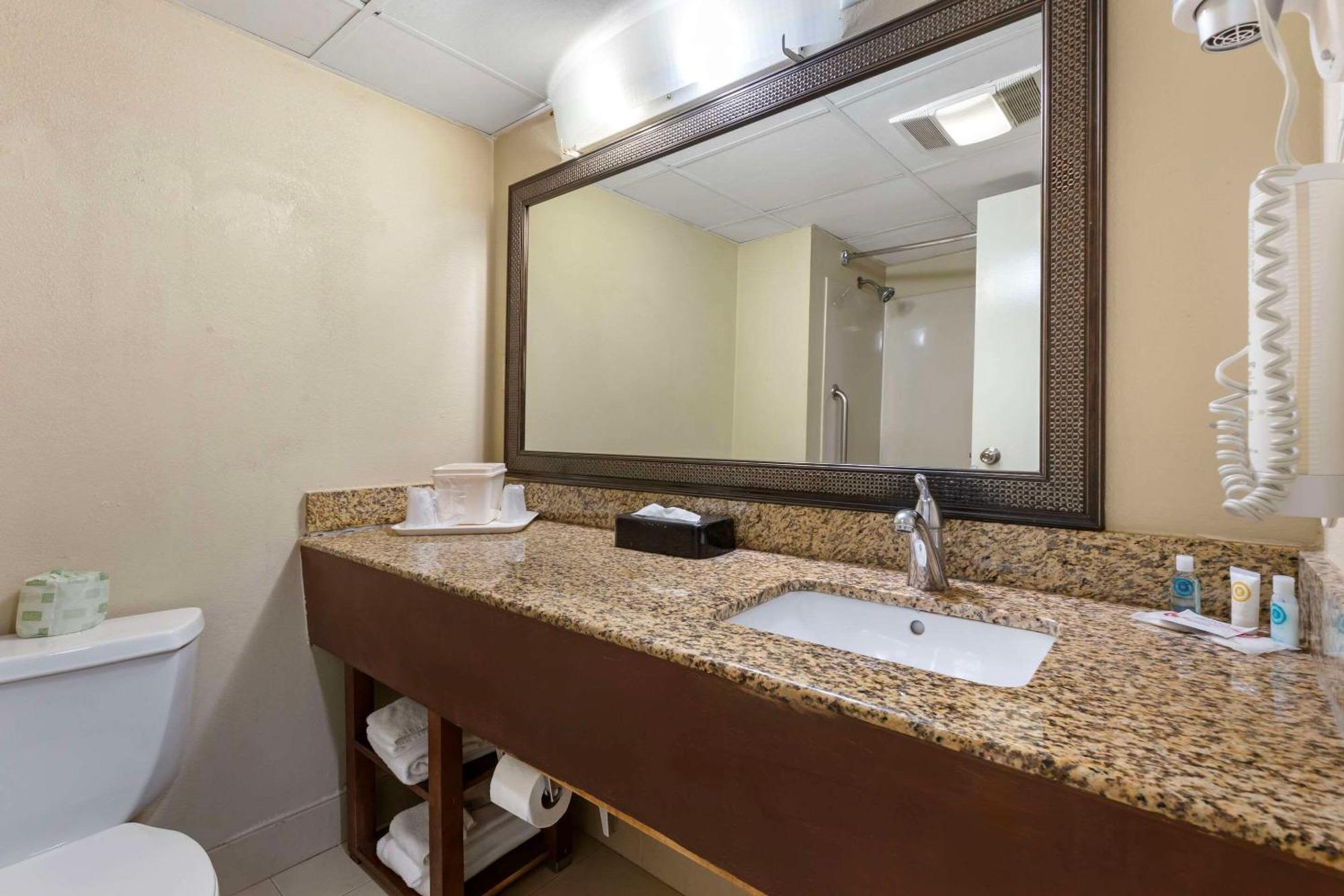 Clarion Pointe Research Triangle Park Durham Hotel Bagian luar foto